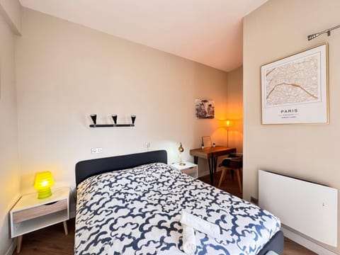 Photo of the whole room, Bedroom