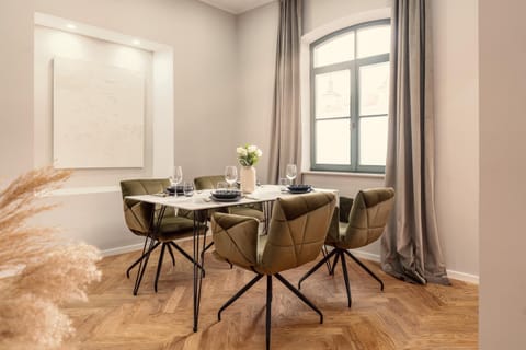 Dining area, Food