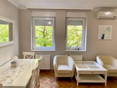 Seating area, Dining area