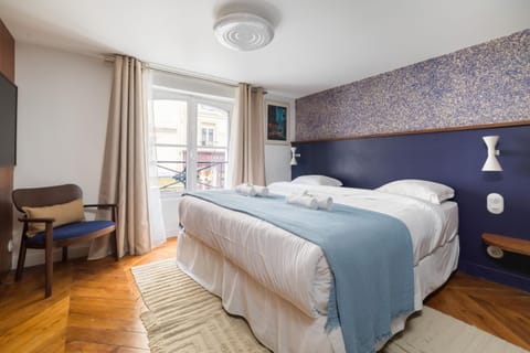 Bed, TV and multimedia, View (from property/room), Photo of the whole room, Bedroom, Landmark view, Quiet street view