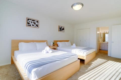 Bed, Bedroom, towels, wardrobe