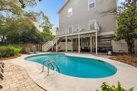 Property building, Patio, Swimming pool
