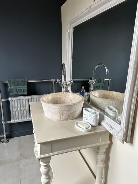 Stylish Two Large Double Bedroom House in Central Harrogate with on street parking House in Harrogate