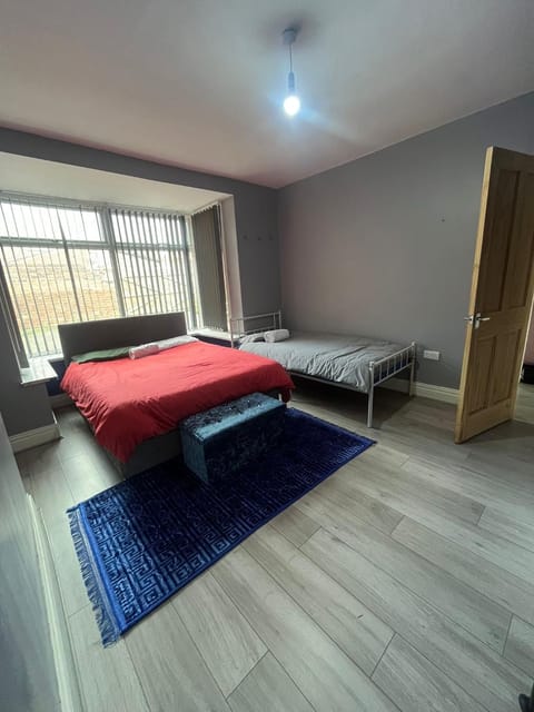 Giga Residential 4 Bedrooms, 8 guests , Near City Centre, Arcade Machine, Sky TV, Netflix, Free Wifi, Free Parking House in Newcastle upon Tyne