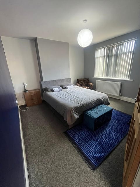 Giga Residential 4 Bedrooms, 8 guests , Near City Centre, Arcade Machine, Sky TV, Netflix, Free Wifi, Free Parking House in Newcastle upon Tyne