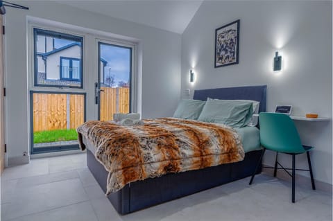 Bed, Photo of the whole room, Seating area, Bedroom