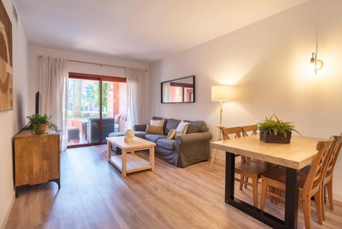TV and multimedia, Living room, Seating area, Dining area