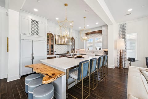 Kitchen or kitchenette, Seating area, kitchen