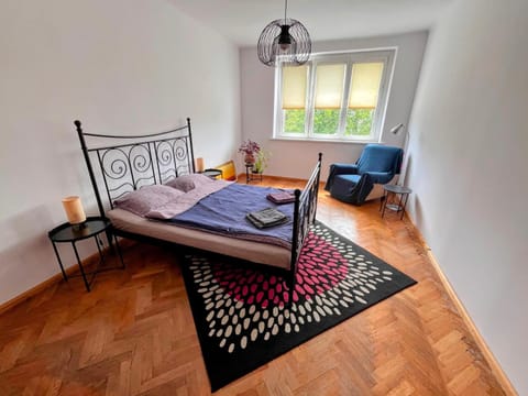 Bed, Living room, Photo of the whole room, Seating area