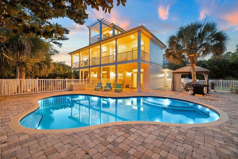 Property building, Patio, BBQ facilities, Balcony/Terrace, Seating area, Swimming pool, Sunset