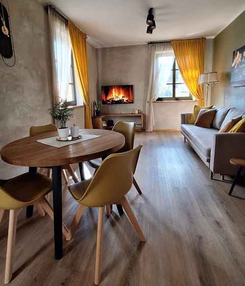 TV and multimedia, Living room, Photo of the whole room, Seating area, Dining area