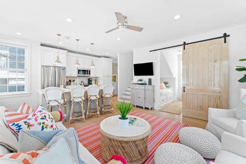 TV and multimedia, Kitchen or kitchenette, Living room, Dining area