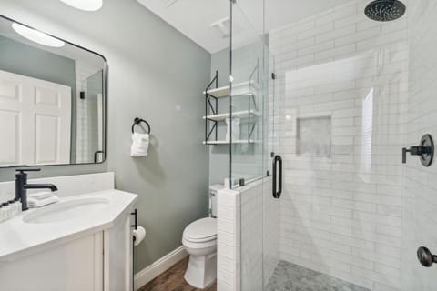 Shower, Toilet, Bathroom, towels