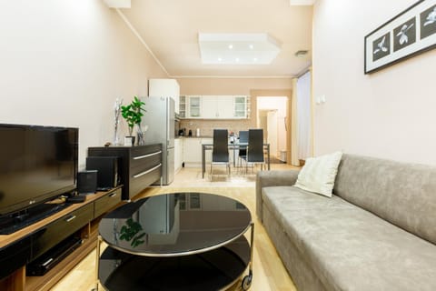 Communal lounge/ TV room, TV and multimedia, Kitchen or kitchenette, Living room, air conditioner