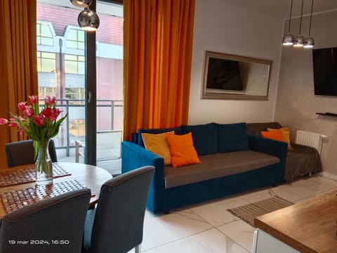 TV and multimedia, Living room, Seating area, Evening entertainment