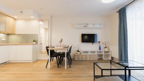 TV and multimedia, Kitchen or kitchenette, Living room, Seating area, Dining area
