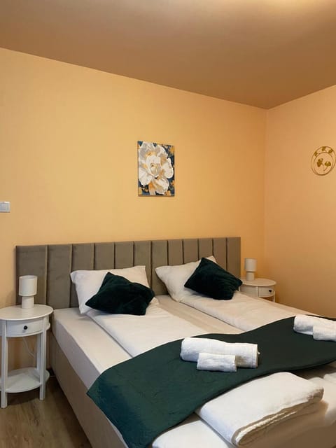 Bed, Bedroom, towels