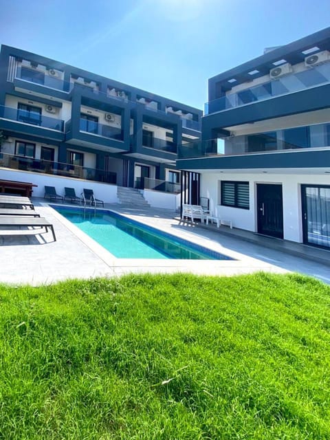 Property building, Garden, Pool view, Swimming pool, sunbed