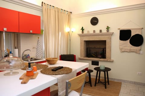 Kitchen or kitchenette, Living room, flat iron