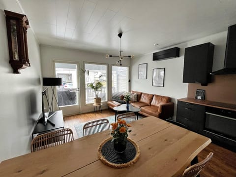 Kitchen or kitchenette, Living room, Seating area, Dining area