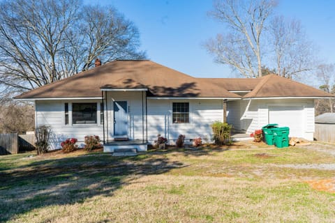 Charming 2 Bedroom Home with Deck: Retreat in Prime Location Apartment in Knoxville