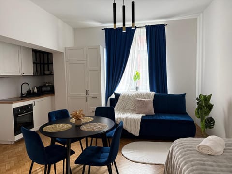 Bed, Living room, Photo of the whole room, Seating area, Dining area, Bedroom, stove