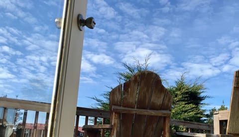 Sunset Balcony, King Bed, Firepit, Beach Access, Pet Friendly House in Ocean Park