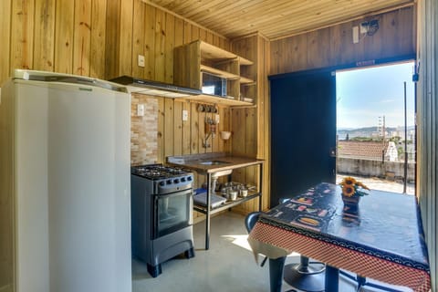 Kitchen or kitchenette, Dining area, minibar, pet friendly, stove
