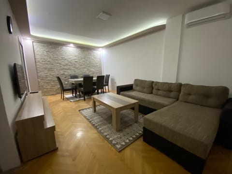 TV and multimedia, Living room, Seating area, Dining area, air conditioner