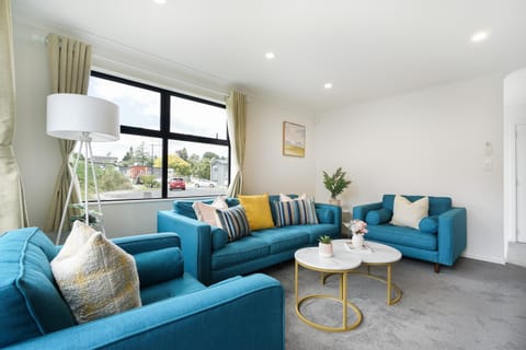 Charming 4bds House with 3 bathrooms Brand New House in Hamilton