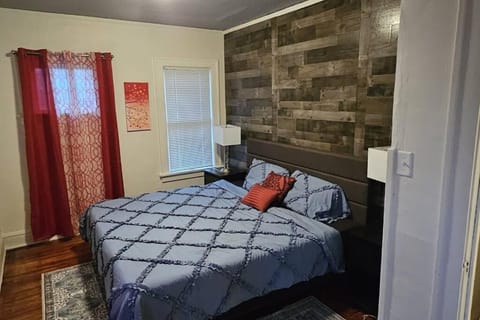 Lovely 3 Bed Room in Cleveland House in Cleveland Heights