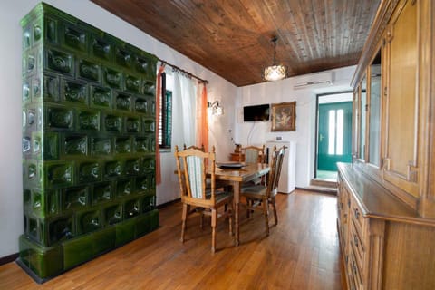 TV and multimedia, Living room, Dining area, air conditioner