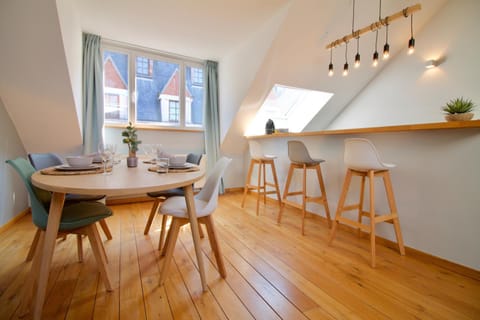Seating area, Dining area