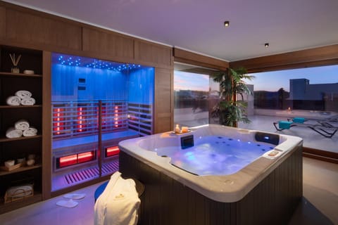 Hot Tub, Sauna