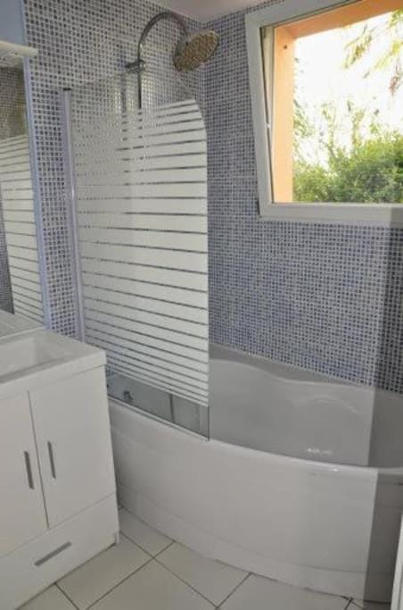 Maison dans son écrin de verdure House in Finistere