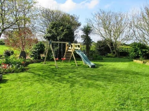 Maison dans son écrin de verdure House in Finistere