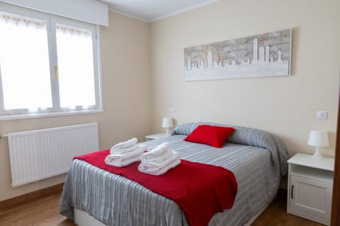 Bed, Photo of the whole room, Decorative detail, Bedroom, internet, locker, towels, wardrobe