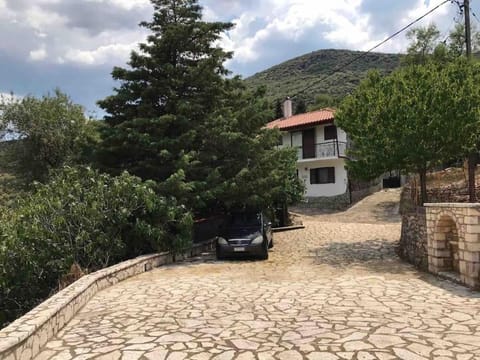 Theisoa.Old Little house in the garden . Andritsaina. House in Arcadia, Greece