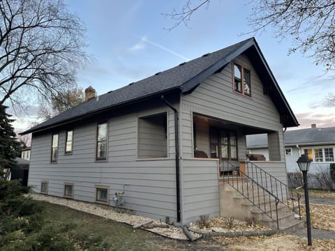 Spacious Retreat Near Convention Centers home House in Des Plaines