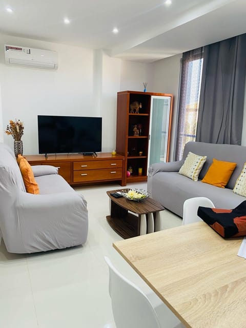 TV and multimedia, Living room, Seating area, air conditioner