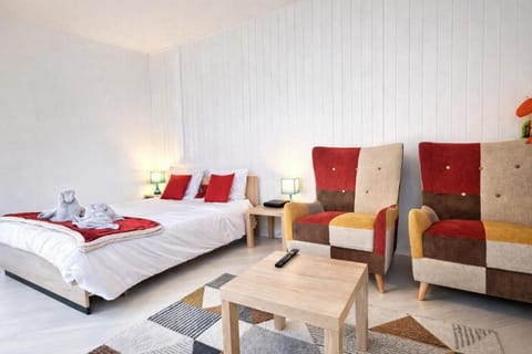 Bed, Living room, Photo of the whole room, Seating area, Bedroom