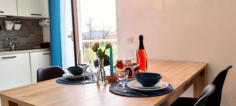 Kitchen or kitchenette, Food and drinks, Dining area, Food, Drinks