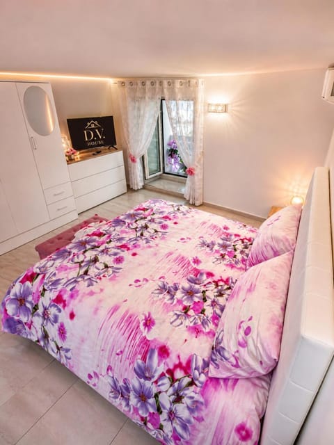 Bed, TV and multimedia, Photo of the whole room, Bedroom, wardrobe