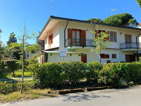 Property building, Facade/entrance, Garden, Garden view, Parking