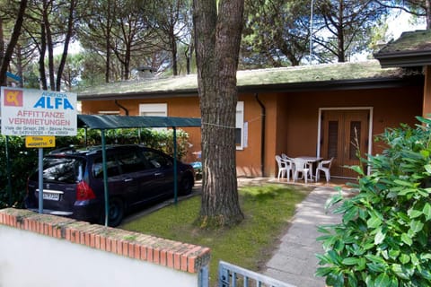 Property building, Facade/entrance, Garden, Garden, Garden view, Parking