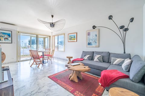 Living room, Seating area, Dining area, fireplace