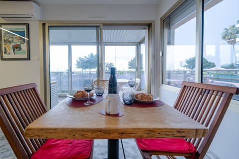 Patio, View (from property/room), Living room, Food and drinks, Seating area, Dining area, Food