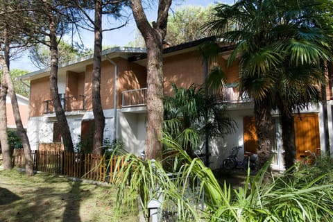 Property building, Facade/entrance, Garden, Garden view