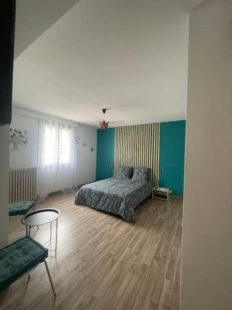 Photo of the whole room, Bedroom