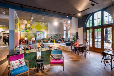 Restaurant/places to eat, Nightclub / DJ, Lounge or bar